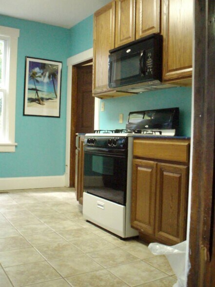 Main floor shared kitchen - 834 College Ave