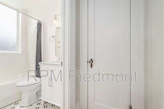 Building Photo - 741 Frederica St NE