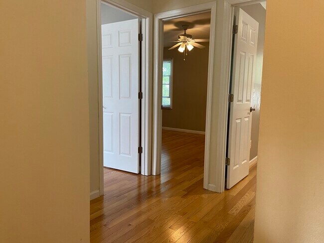 Building Photo - 1055 Stonehedge Dr