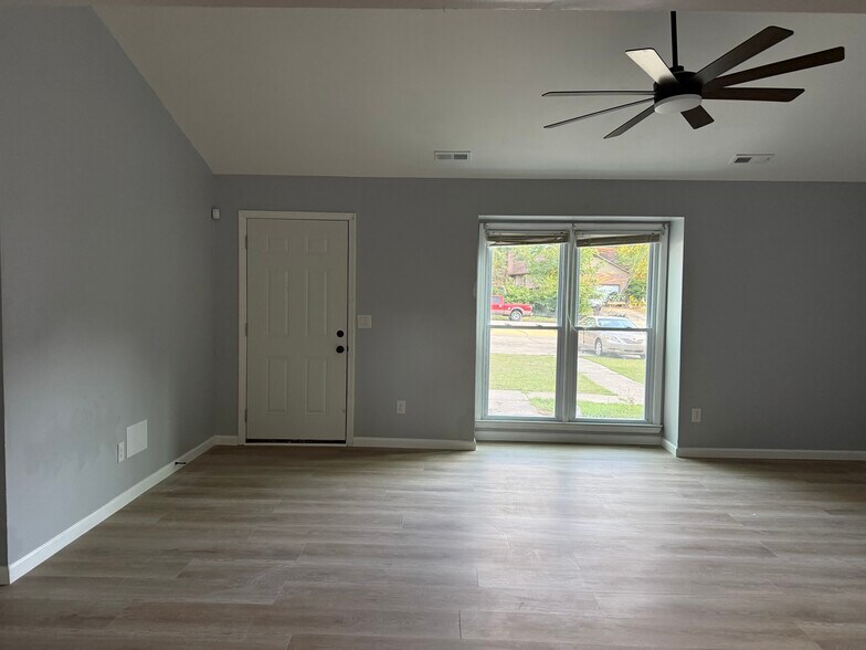 Building Photo - 507 Coronation Dr