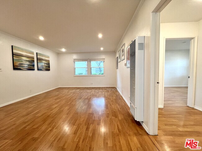 Building Photo - 5811 Bowcroft St