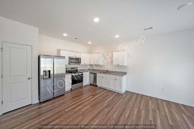 Building Photo - 3/2.5 Townhouse close to 41 and downtown