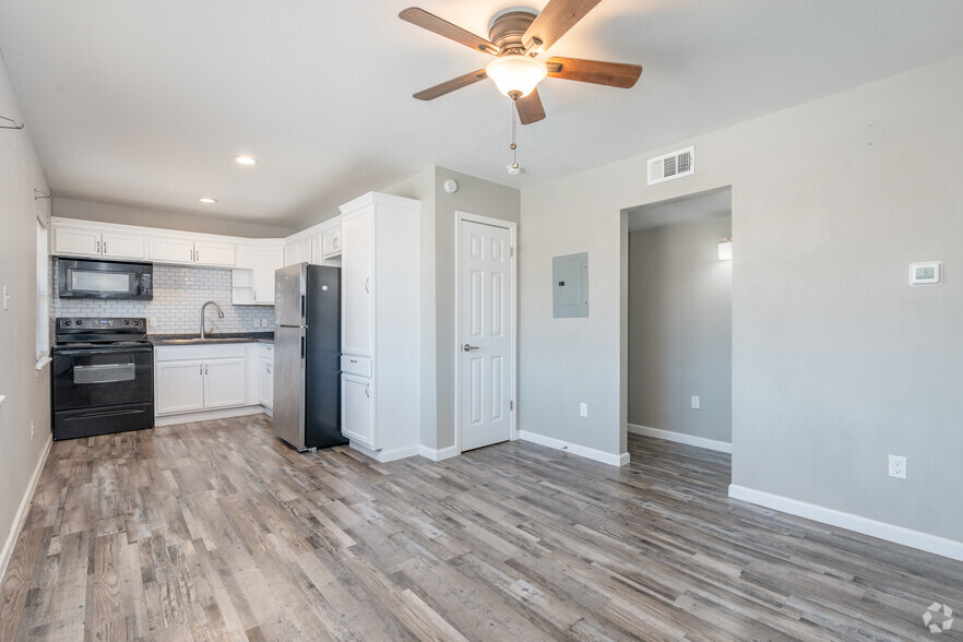 2BA, 1.5BA - 725SF - Living Room/ Kitchen - Lincoln Heights Apartments