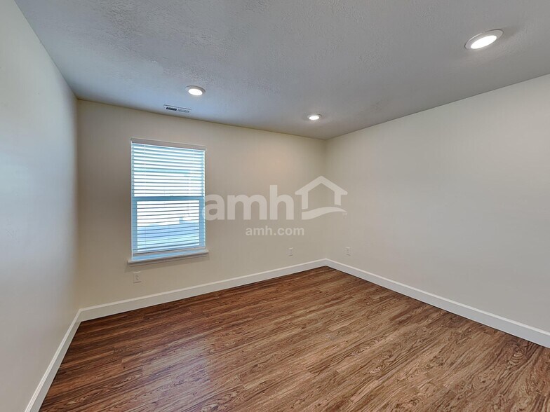 Building Photo - 2325 S Wild Horse Way