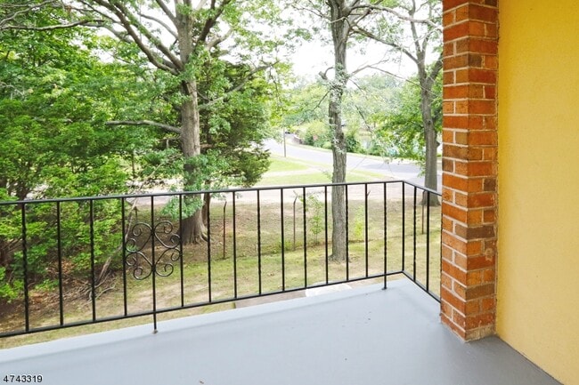 Building Photo - 2 Westervelt Pl