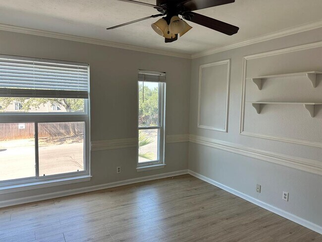 Building Photo - 6501 E Hill Dr