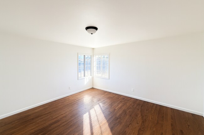 Building Photo - Large 6 bed 3 bath House on the Corner of East Falls!