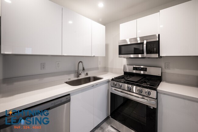 Building Photo - 8811 Burton Way