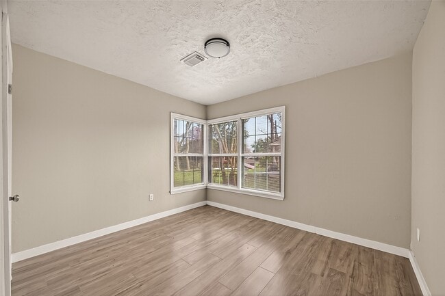 Building Photo - 1221 Parkway Dr