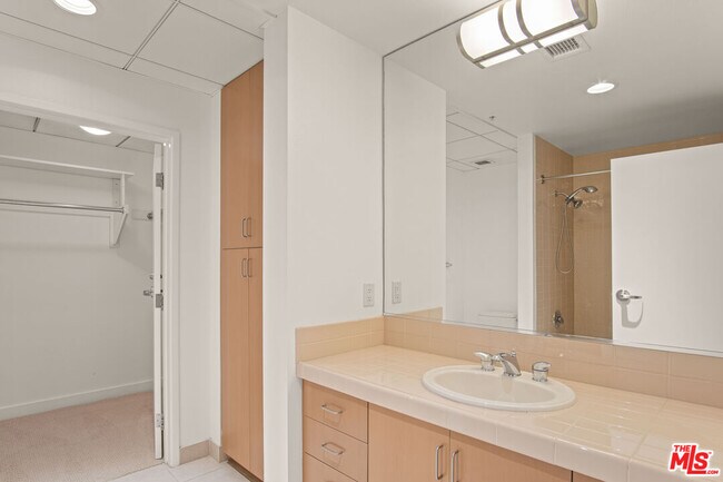 Building Photo - 13700 Marina Pointe Dr