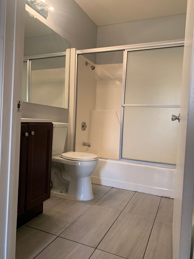 Building Photo - $2,500 - 2 Bed / 2 Bath Condo in East Clai...