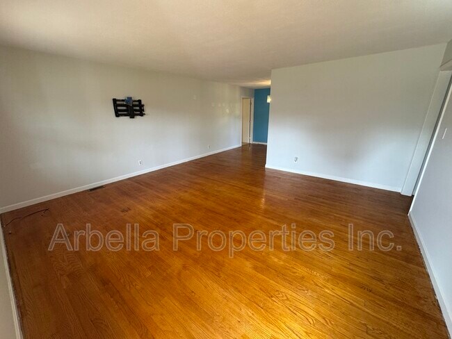 Building Photo - 1713 Seward Dr