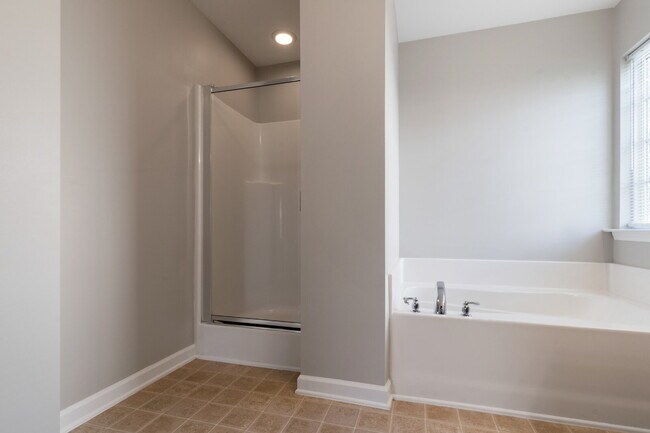 Building Photo - Spacious 4BR/3BA Home Near Downtown Durham | Deposit-Free Living | 1st-Floor Bedrooms