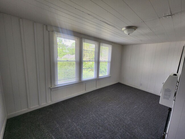 Building Photo - 1122 Larchmont Ave