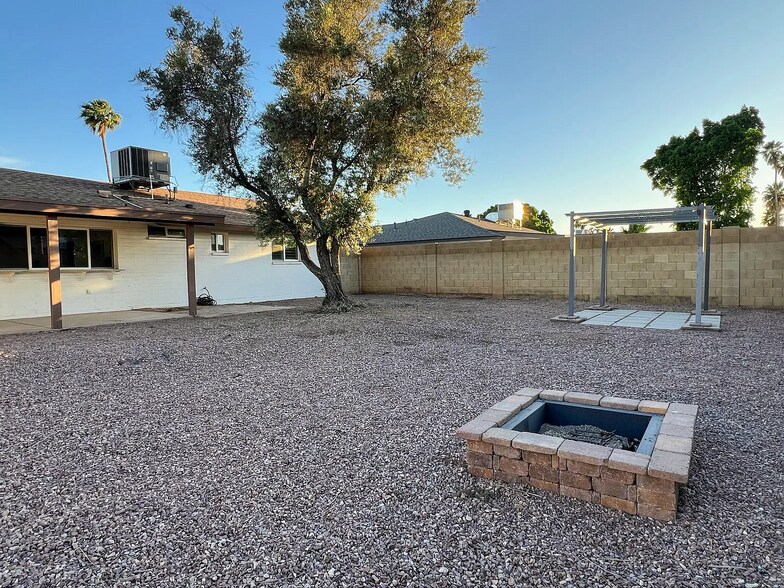 Building Photo - 2508 E Loyola Dr