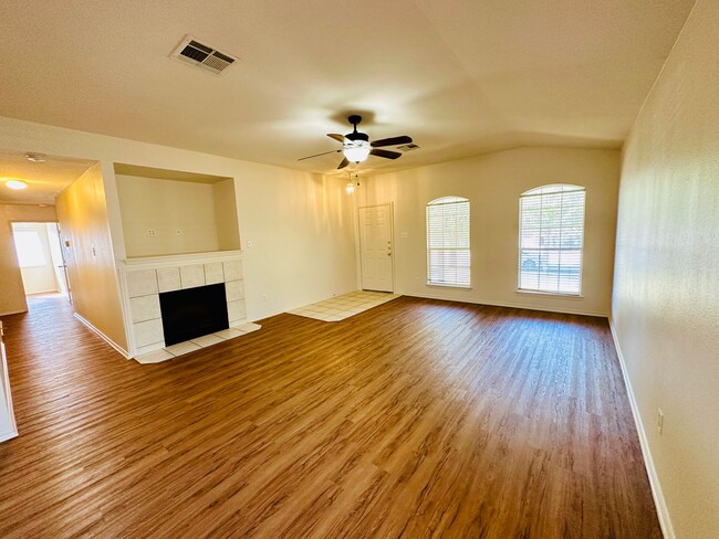 Building Photo - Check out this SWEET 4 bed/2 bath home!