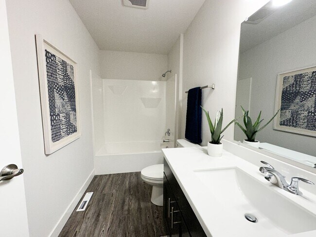 Building Photo - 2 Bed / 2.5 Bath Townhome for rent in Cottage Grove!