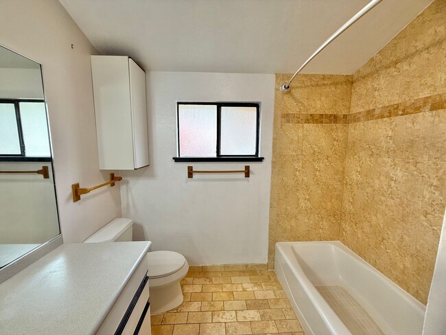 Building Photo - Pet friendly & Spacious - 3 Bedroom / 2 Ba...