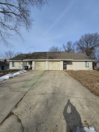 Building Photo - BLUE SPRINGS TOWNHOME!!!