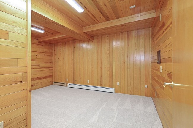 Building Photo - Luxury Riverfront Home