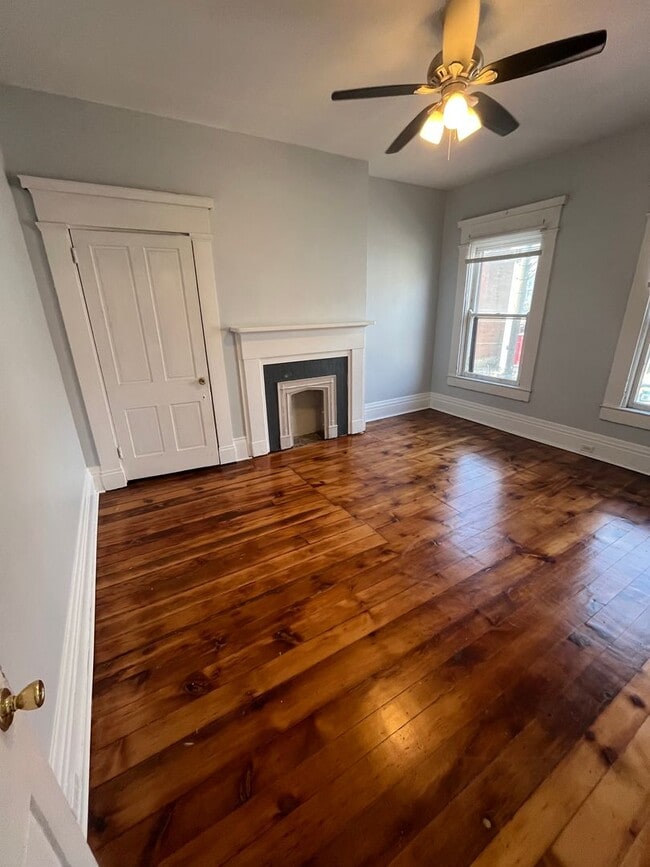 Building Photo - 816 Main St