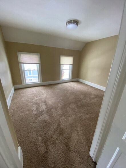 2nd Floor Bedroom - 404 Caroline St