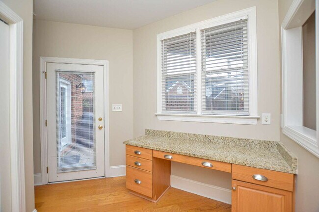 Building Photo - 986 Blakeley Walk