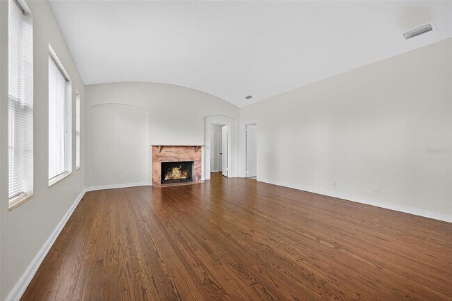 Building Photo - 737 19th Ave N