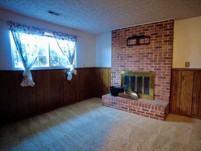 Building Photo - Spacious 3BR Bi-Level Home with 2-Car Garage in Reynoldsburg – $1,850/mo