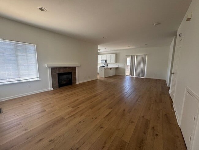 Building Photo - Newly Remodeled and Spacious 4 Bedroom Tow...