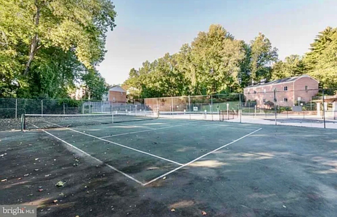 Tennis courts o the condominium - 10506 Weymouth St