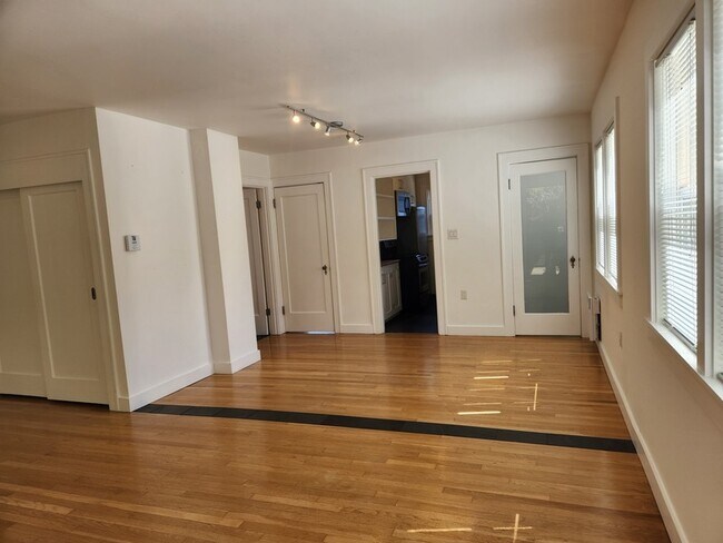 Building Photo - 2114 7th Ave W