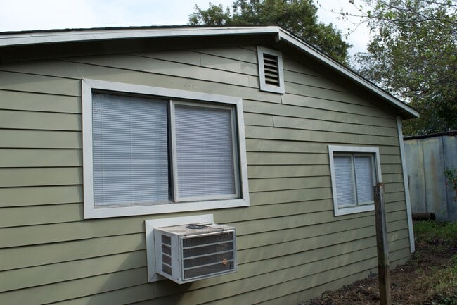 Building Photo - Beautifully Updated 3-Bedroom Home Near Downtown