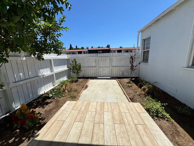 Building Photo - Nicely Updated Home with Enclosed Front Yard