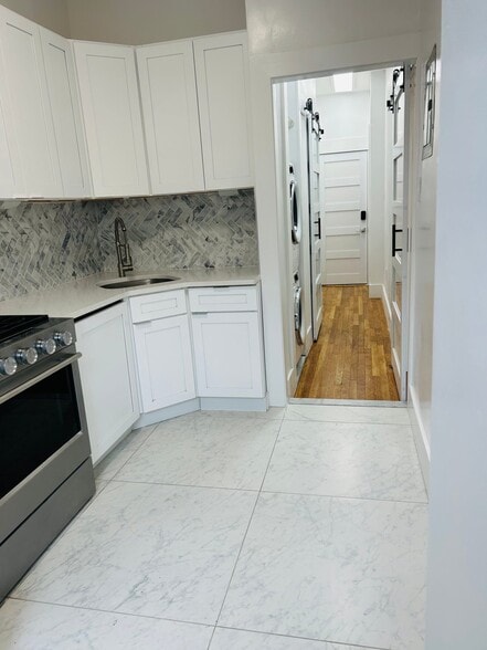 Building Photo - 150 E 32nd St