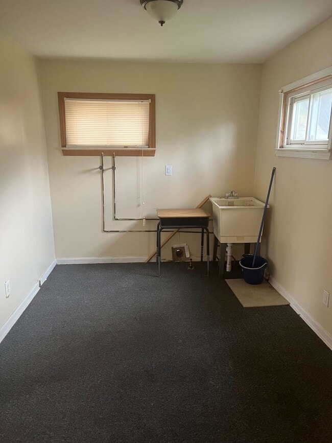 Building Photo - 2 Bedroom Bungalow in Warren - $1200