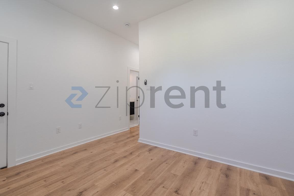 Building Photo - Unit A