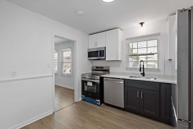 Building Photo - 906 37th St