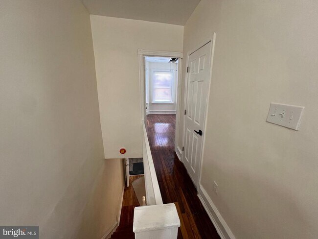 Building Photo - 254 W Sheldon St