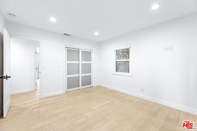 Building Photo - 7614 Willoughby Ave