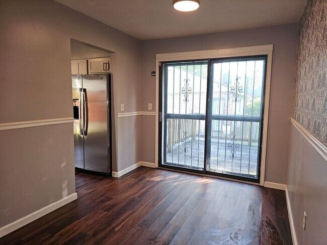 Building Photo - Spacious 3 Bedroom, 1.5 Bath House with Detached Garage