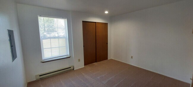 Building Photo - Bright 2 Bedroom Apartment