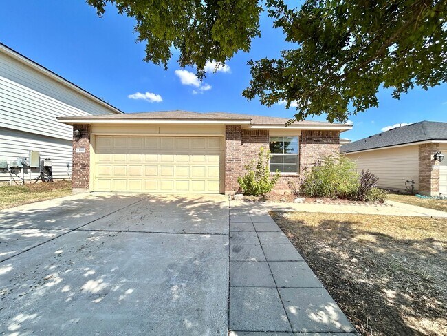 Building Photo - Inviting 4/BR 2/BA Home with Spacious Back...