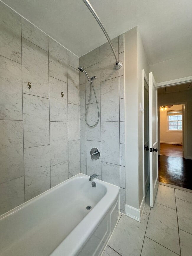 Building Photo - Charming 3-Bedroom Townhome with Modern Amenities in Parkville!