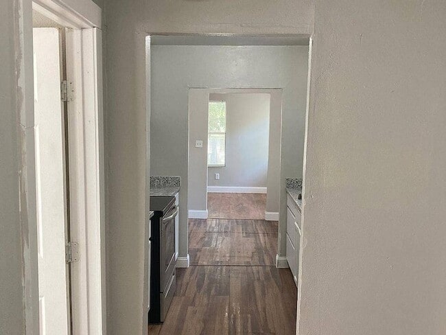 Building Photo - 616 E Gandy St