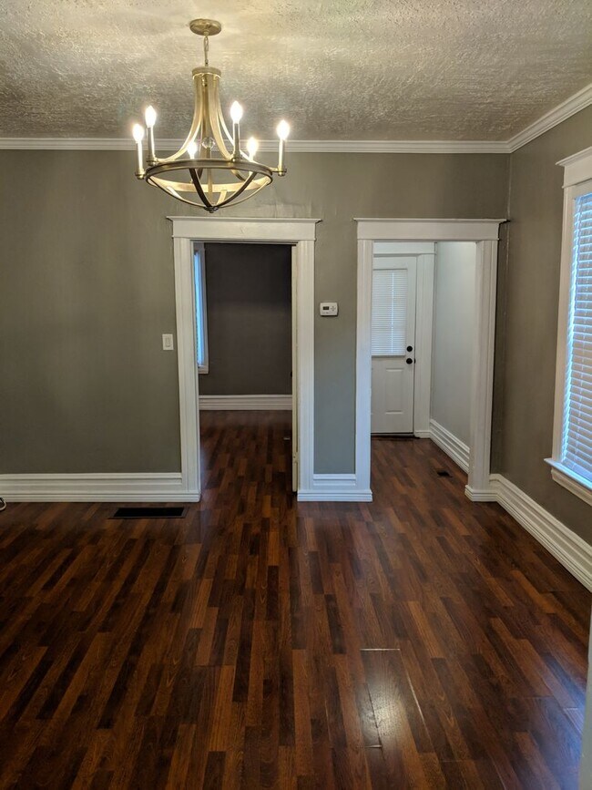 Building Photo - Beautiful Home!  Perfect combo of old world charm with modern finishes & ammenities!