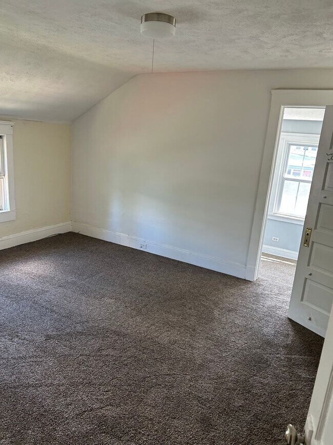Building Photo - 9505 Sladden Ave