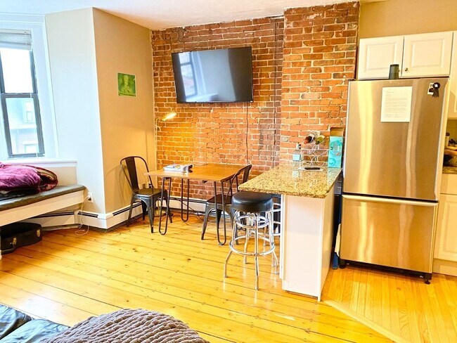 Building Photo - 76 E Brookline St