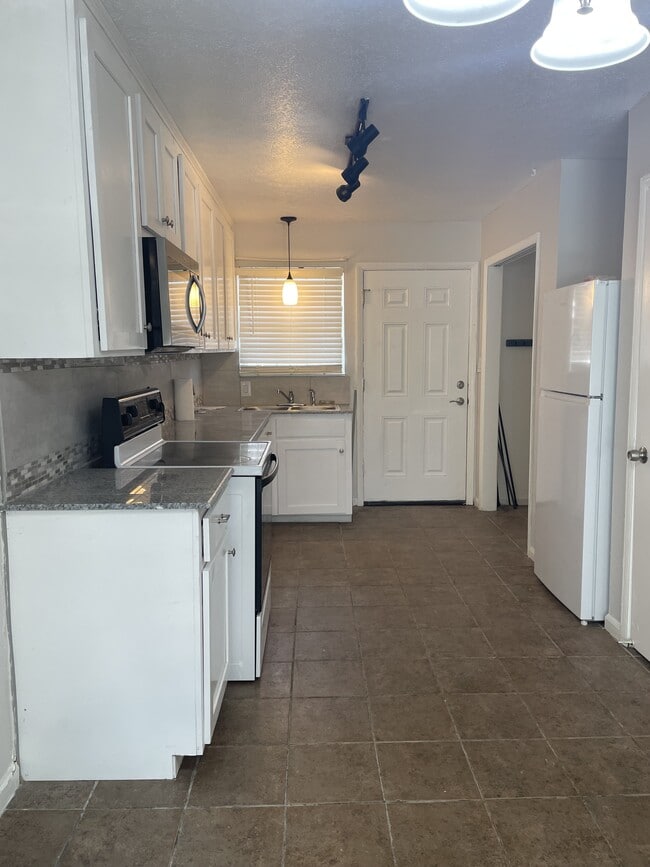 Building Photo - 107 Lakeside Cir