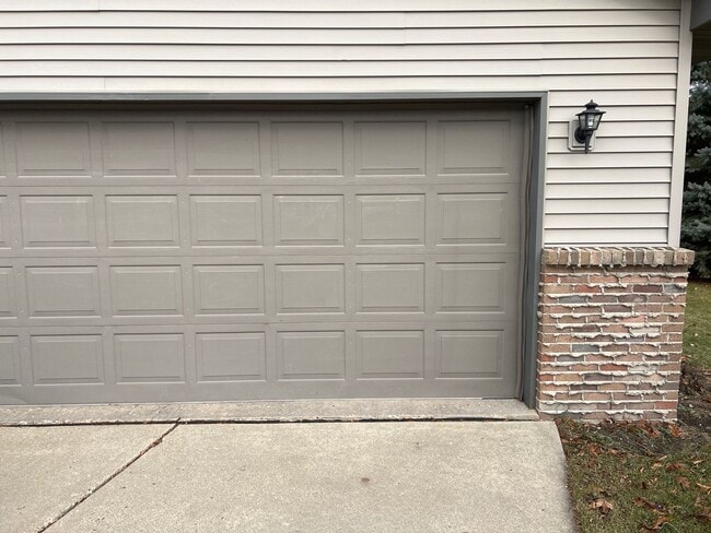 Building Photo - 732 Meadow Park Dr